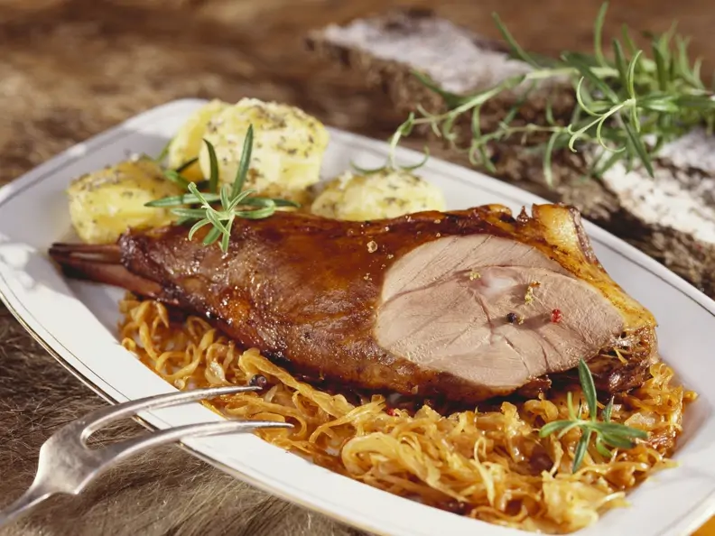 Wildschweinkeule mit Sauerkraut Knödeln
