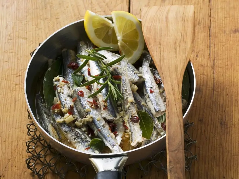 Gebratene Anchovis mit getrockneten Tomaten