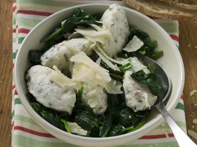 Ricotta-Gnocchi mit Mortadella dazu Blattspinat