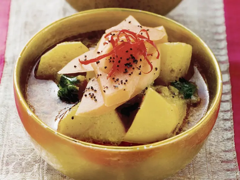 Indisches Kartoffelcurry mit Mango und Mohn