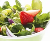 Frühlingshafter Salat mit Erdbeeren und Zwiebeln