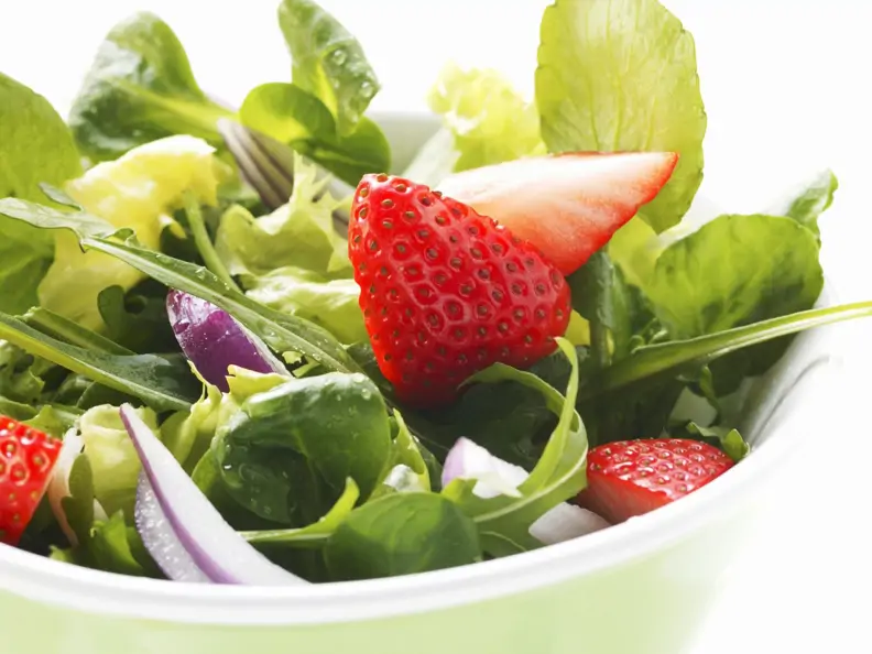 Frühlingshafter Salat mit Erdbeeren und Zwiebeln