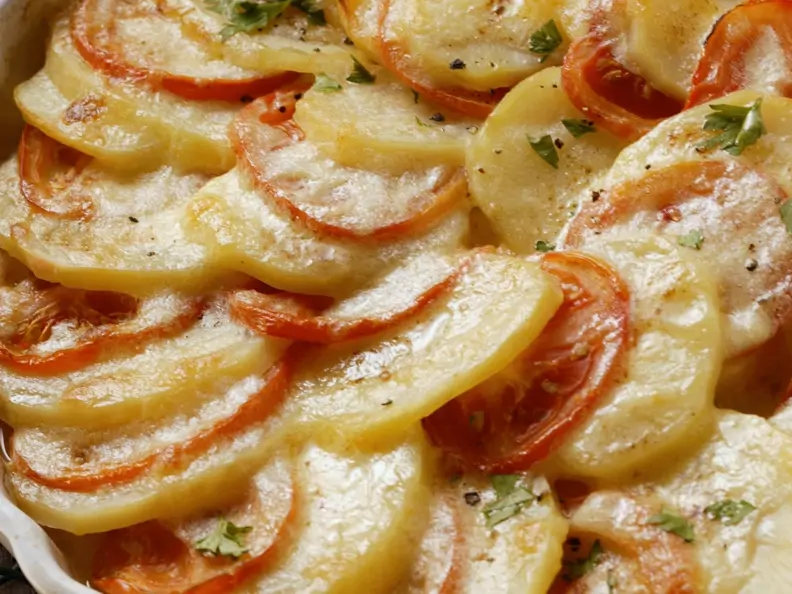 Kartoffelgratin mit Tomaten