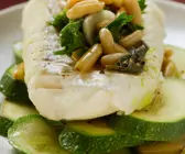 Seelachsfilet mit Zucchini und Pinienkernen
