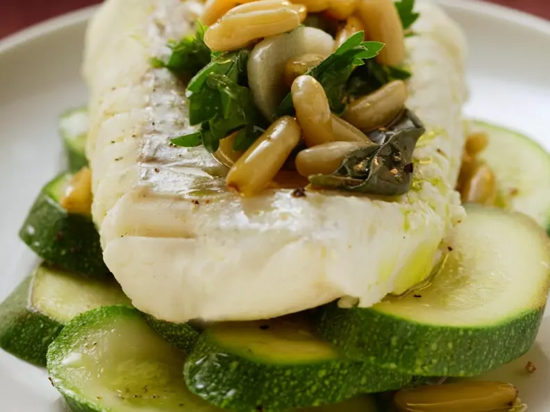 Seelachsfilet mit Zucchini und Pinienkernen