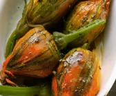 Gefüllte Zucchiniblüten