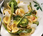 Öhrchennudeln mit Brokkoli, Chiliflocken und Parmesan