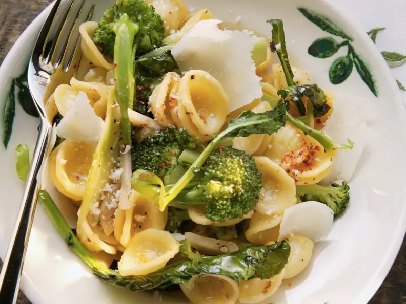 Öhrchennudeln mit Brokkoli, Chiliflocken und Parmesan