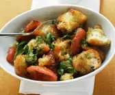 Brot-Tomaten-Salat mit Pesto