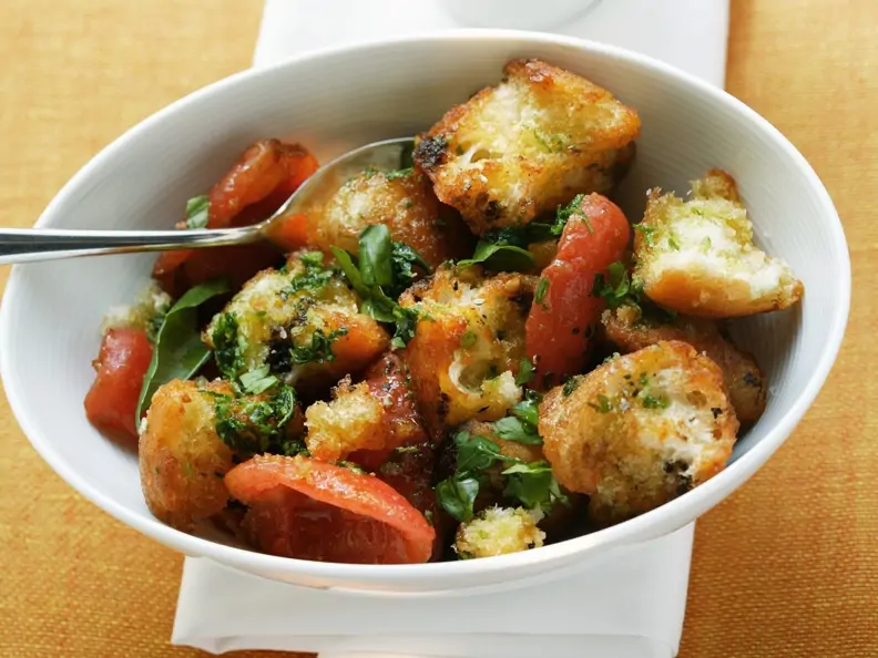 Brot-Tomaten-Salat mit Pesto