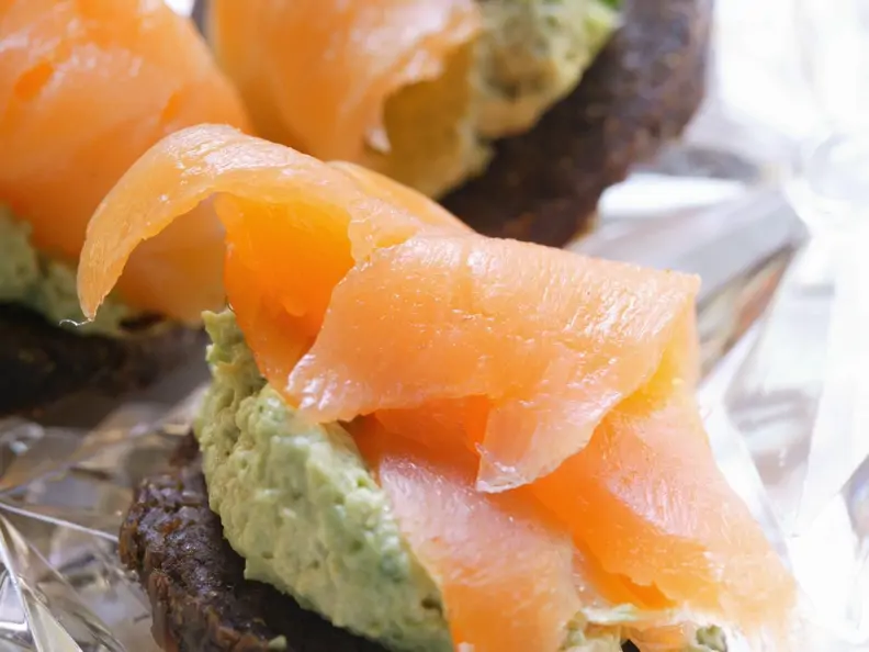 Pumpernickel-Lachs-Häppchen