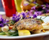 Gefüllte Poularde mit Essblüten und Gemüse
