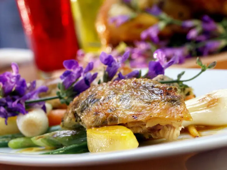 Gefüllte Poularde mit Essblüten und Gemüse