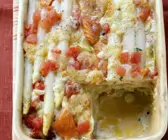 Spargelgratin mit Lachs und Tomaten