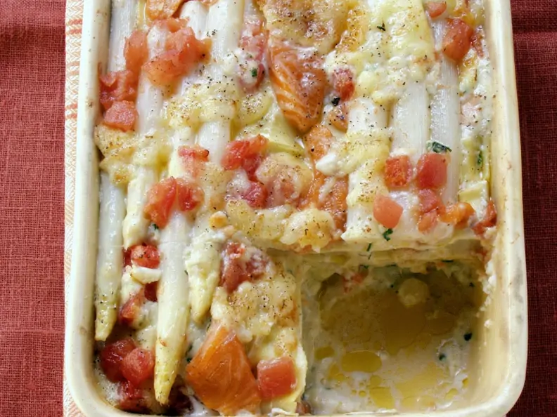Spargelgratin mit Lachs und Tomaten