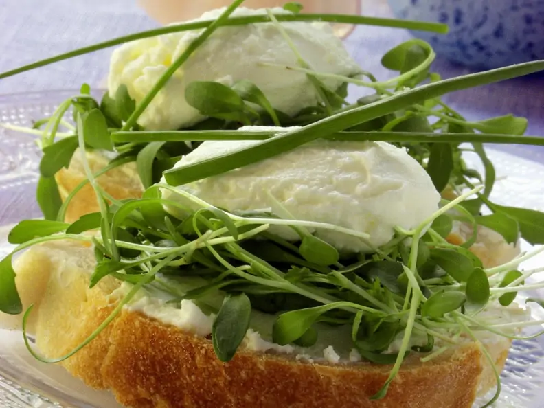 Brot mit Frischkäse und Kresse zu Ostern