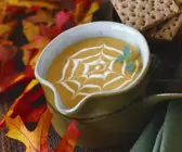 Kürbissuppe mit Spinnennetz zu Halloween