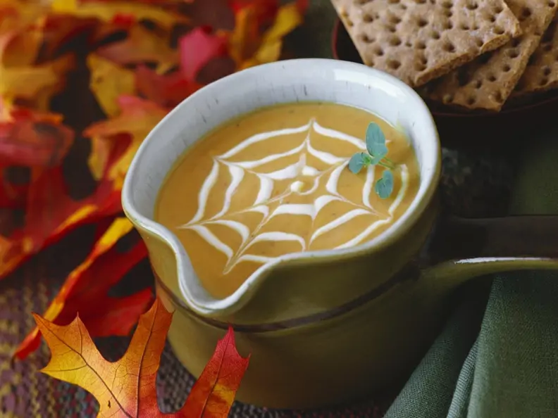 Kürbissuppe mit Spinnennetz zu Halloween