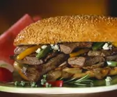 Sandwich mit Steak, Zwiebeln, Paprika und Blauschimmelkäse
