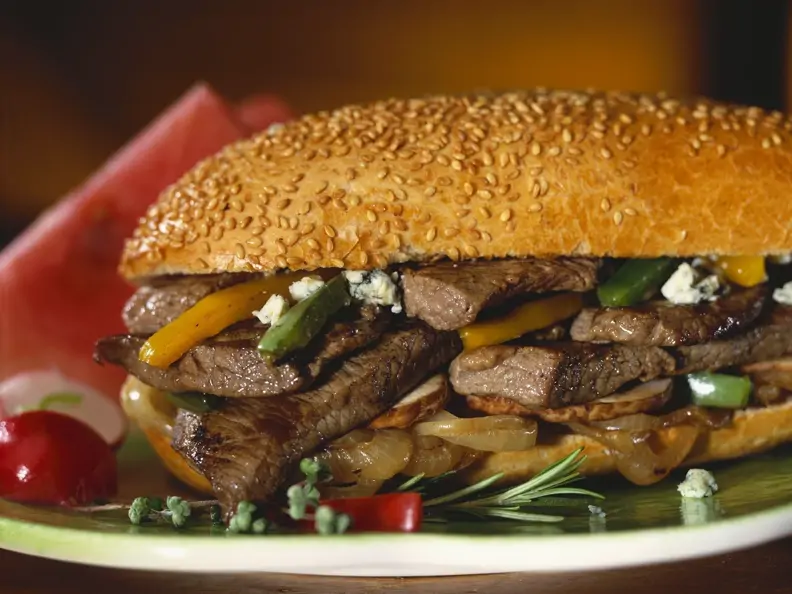 Sandwich mit Steak, Zwiebeln, Paprika und Blauschimmelkäse
