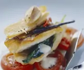 Zanderfilet auf Tomaten und schaumiger Buttermilchsoße