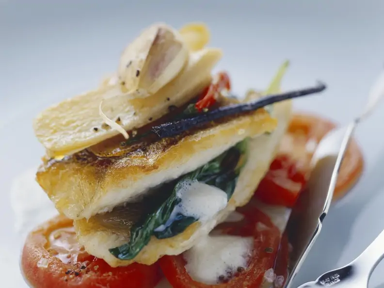 Zanderfilet auf Tomaten und schaumiger Buttermilchsoße