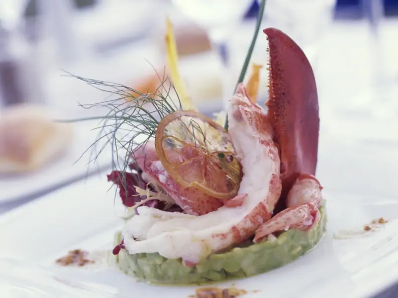 Hummer auf gehackter Avocado