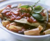 Pasta mit Auberginen und Tomatensugo