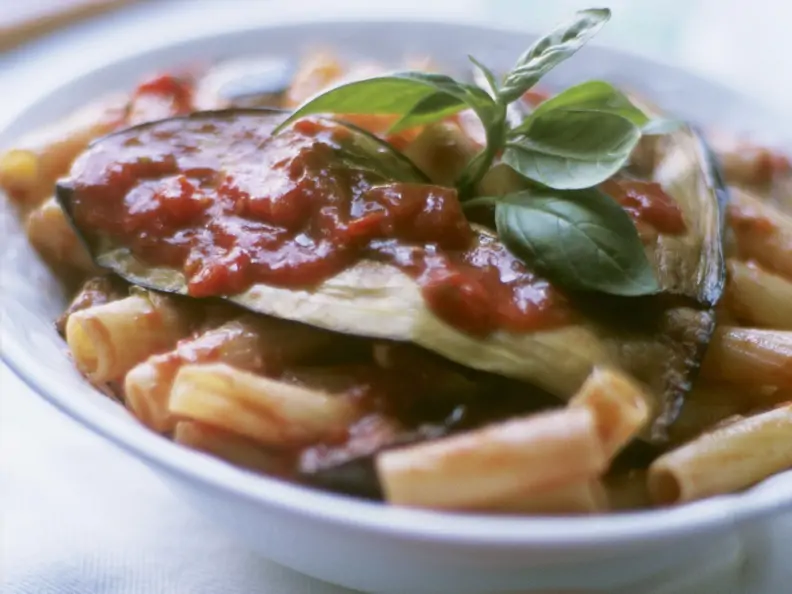 Pasta mit Auberginen und Tomatensugo
