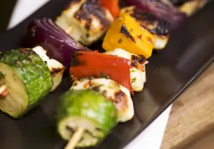 Käse-Gemüse-Spieße vom Grill