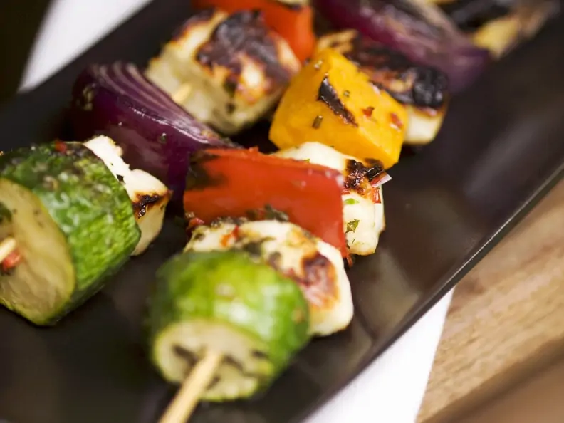 Käse-Gemüse-Spieße vom Grill