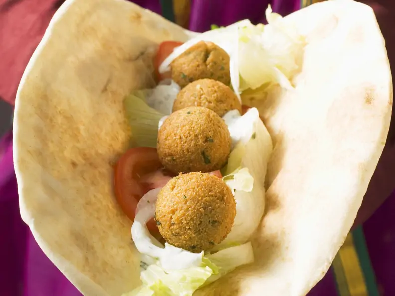Fladenbrot mit knusprigem Falafel