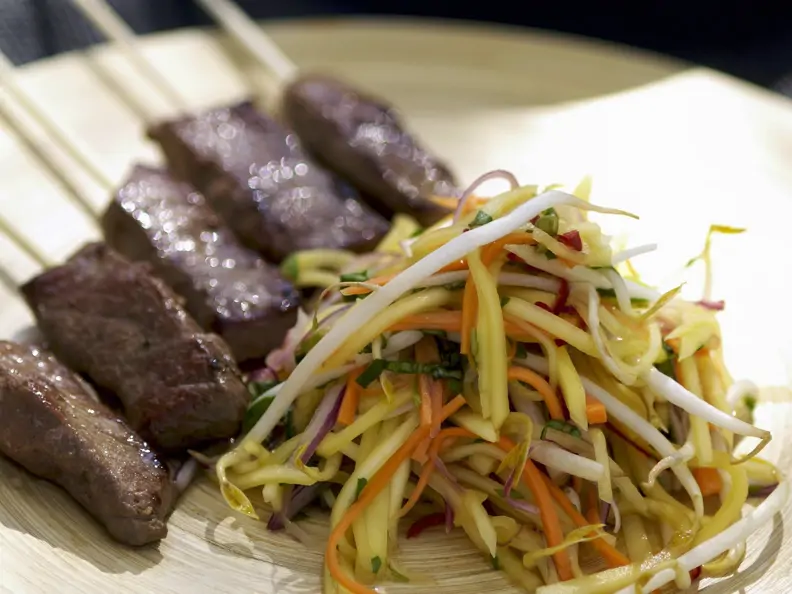 Fleischspieß mit Salat aus Mango