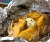Folien-Süßkartoffel mit Kräuterbutter