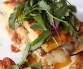 Tomaten-Käse-Polenta mit Rucola