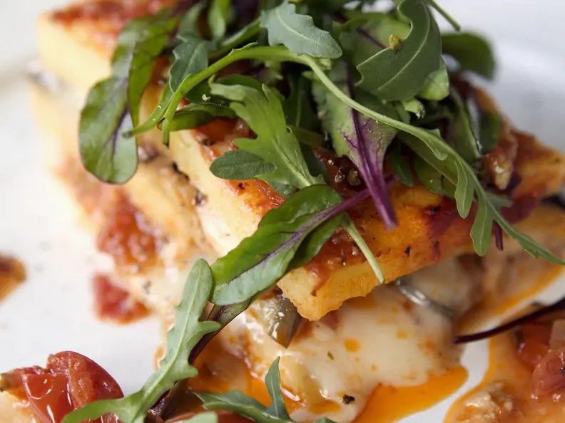 Tomaten-Käse-Polenta mit Rucola