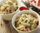 Pastasalat mit Garnelen