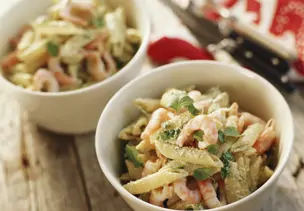 Pastasalat mit Garnelen
