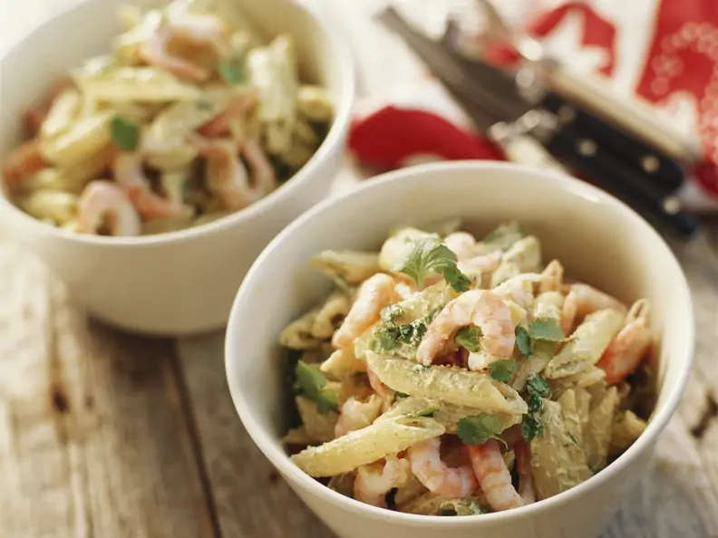 Pastasalat mit Garnelen