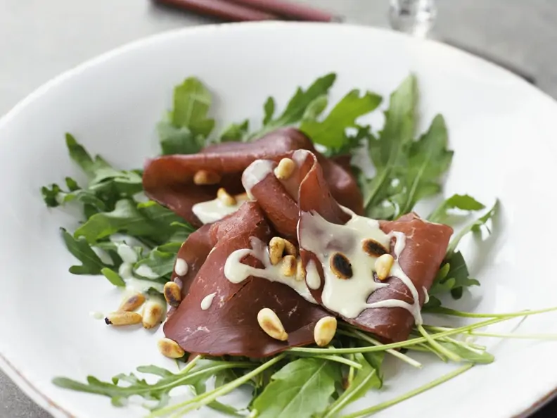 Bresola mit Blauschimmelkäse-Soße