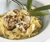 Bandnudeln mit Pilzsoße und Walnüssen