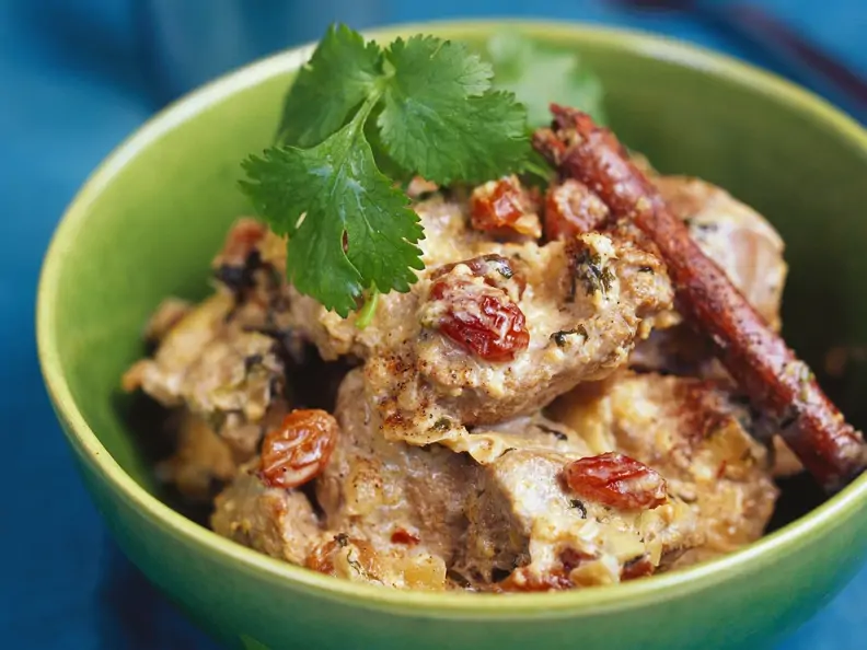 Lammcurry auf nordindische Art mit Rosinen (Moghlai)