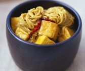 Mie-Nudeln mit Currysoße und Tofu auf malaiische Art