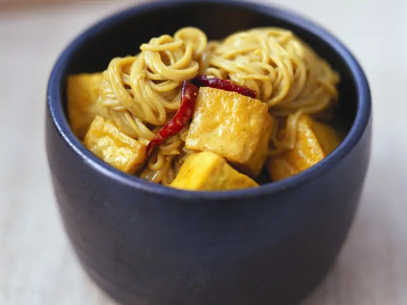 Mie-Nudeln mit Currysoße und Tofu auf malaiische Art