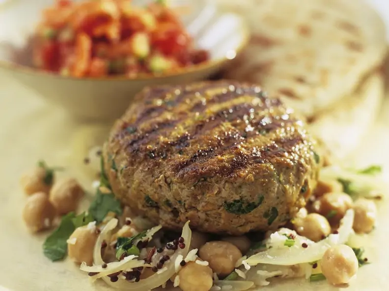Lammfleischbulette mit Kichererbsensalat
