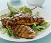 Gegrillte Karpfenfilets mit Honig und Soja mariniert