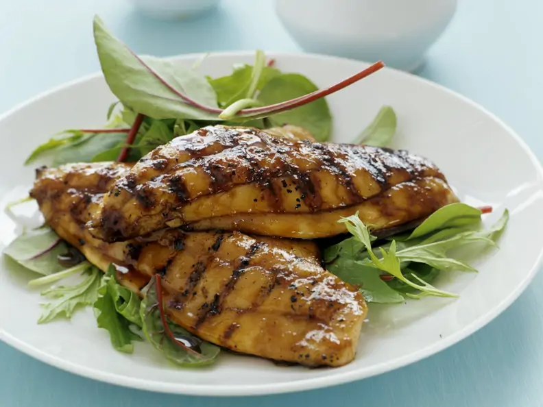 Gegrillte Karpfenfilets mit Honig und Soja mariniert