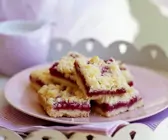 Streuselkuchen mit Äpfeln und Kirschen