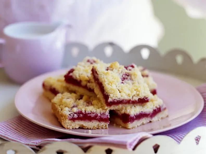 Streuselkuchen mit Äpfeln und Kirschen
