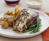 Steak mit Pfeffersoße, Bratkartoffeln und Bohnen